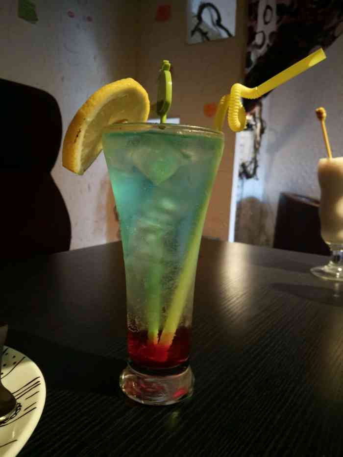 巴克咖啡馆(大学店)-"毕业两年又和室友来到巴克,通过狭小的楼梯.