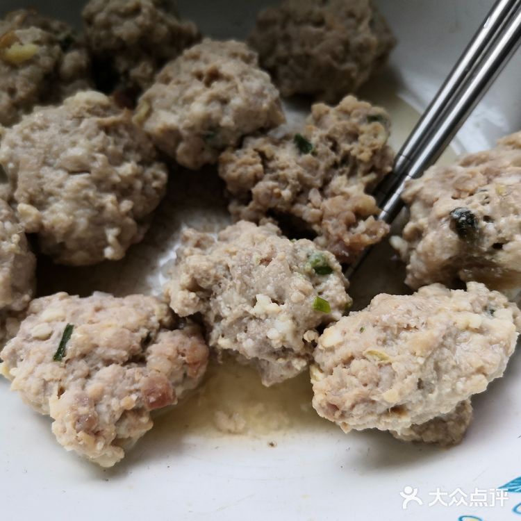 牛心菜搭配自制鲜肉小丸子，简单容易做