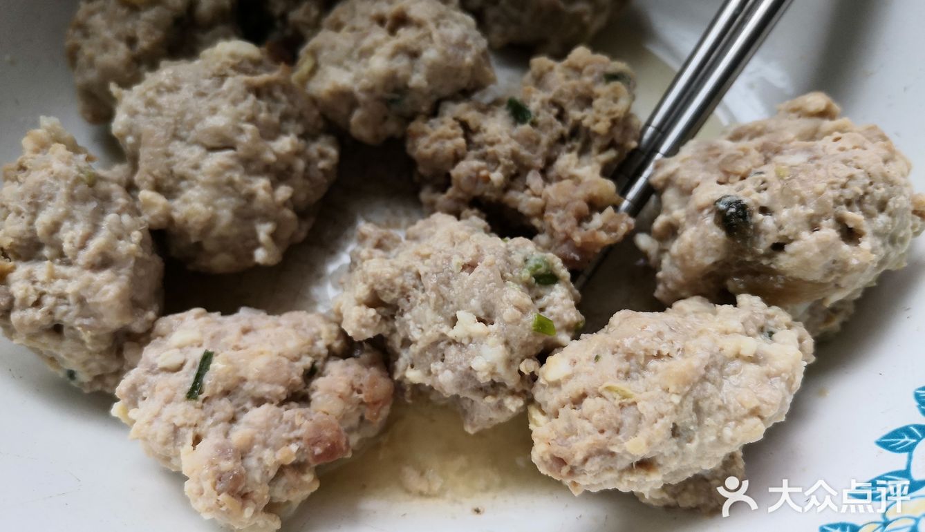 牛心菜搭配自制鲜肉小丸子，简单容易做