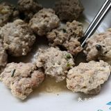 牛心菜搭配自制鲜肉小丸子，简单容易做