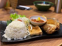黃薑炸原條魚雜錦飯-班兰叶印尼美食