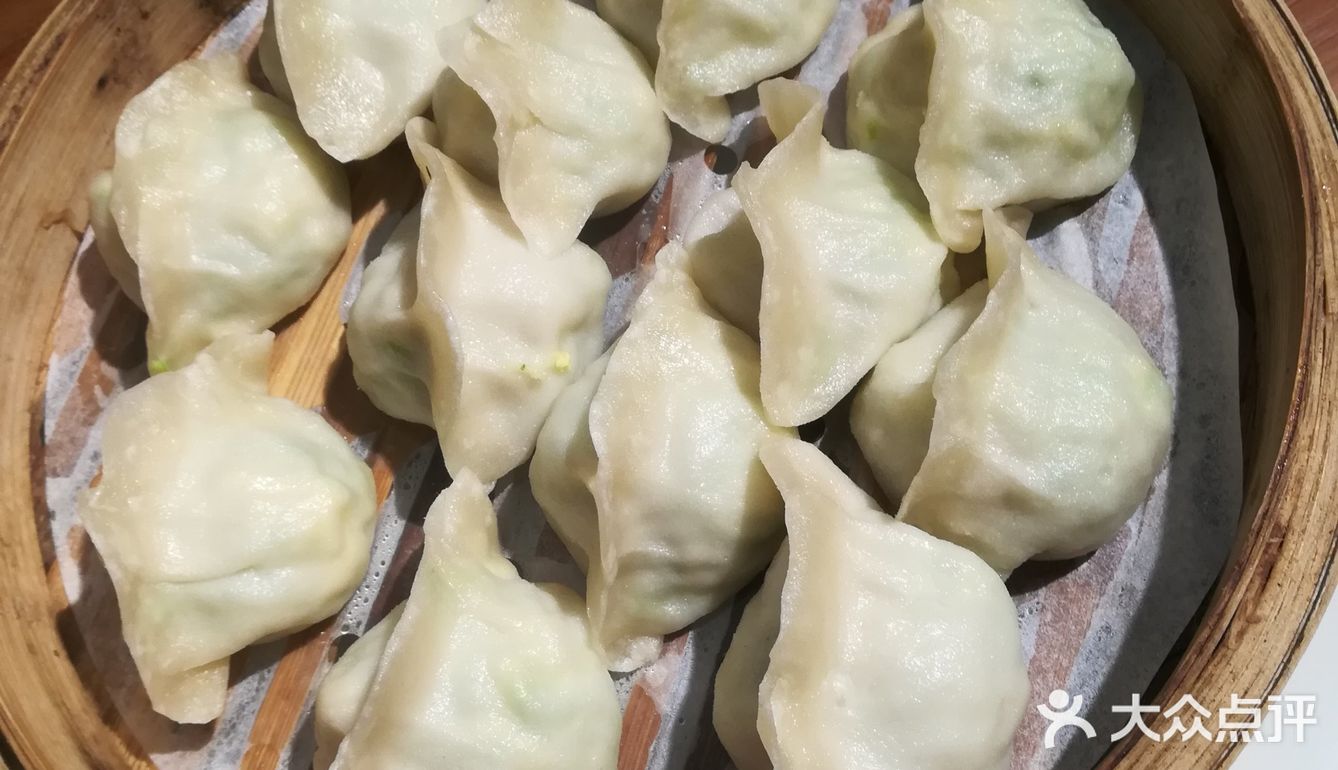半榛蘑白菜粉，蘑少木耳多，因此得名