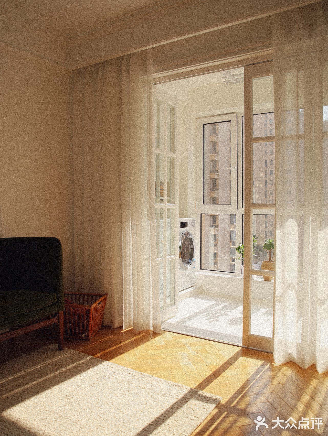 今日分享[礼花]装修时找了好久的白色木质折叠门，美吗？