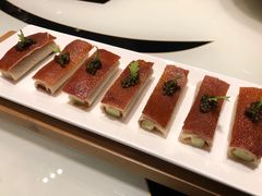 鱼子酱配脆皮烤乳猪-广州文华东方酒店·江-由辉师傅主理