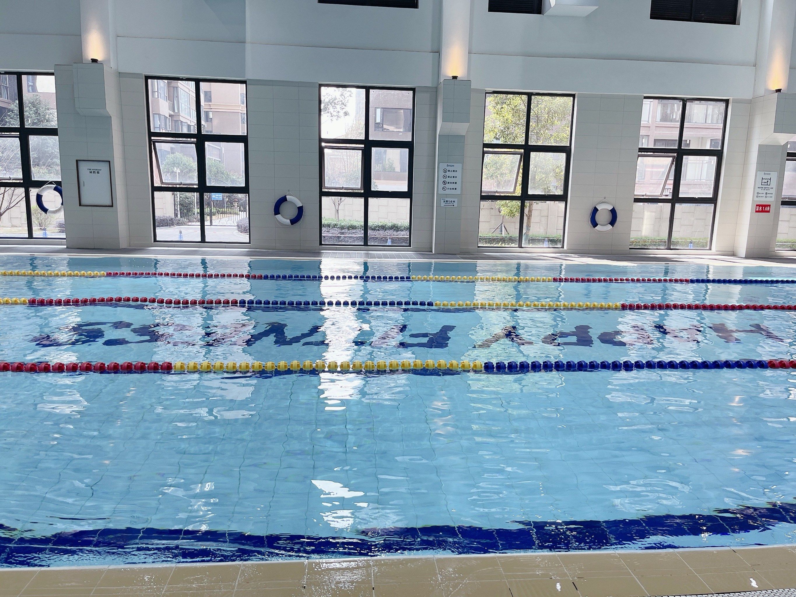n这边健身房,水质清澈,环境舒适,前台服务都非常周到
泳池水温,也