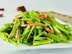山芹炒肉丝-满堂春特色餐馆