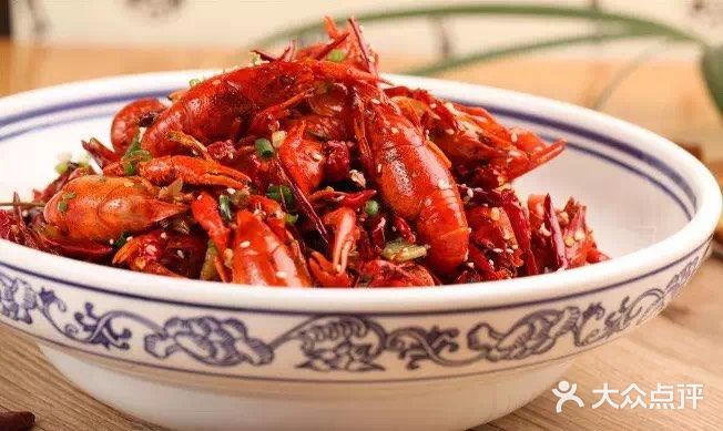 小龙虾加生粉搅拌，锅中放油