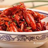 小龙虾加生粉搅拌，锅中放油