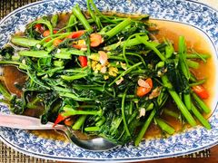 炒空心菜-卷心菜和避孕套餐厅(Pattaya)