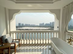 -芭黎人江景轻奢酒店(告庄西双景星光夜市店)
