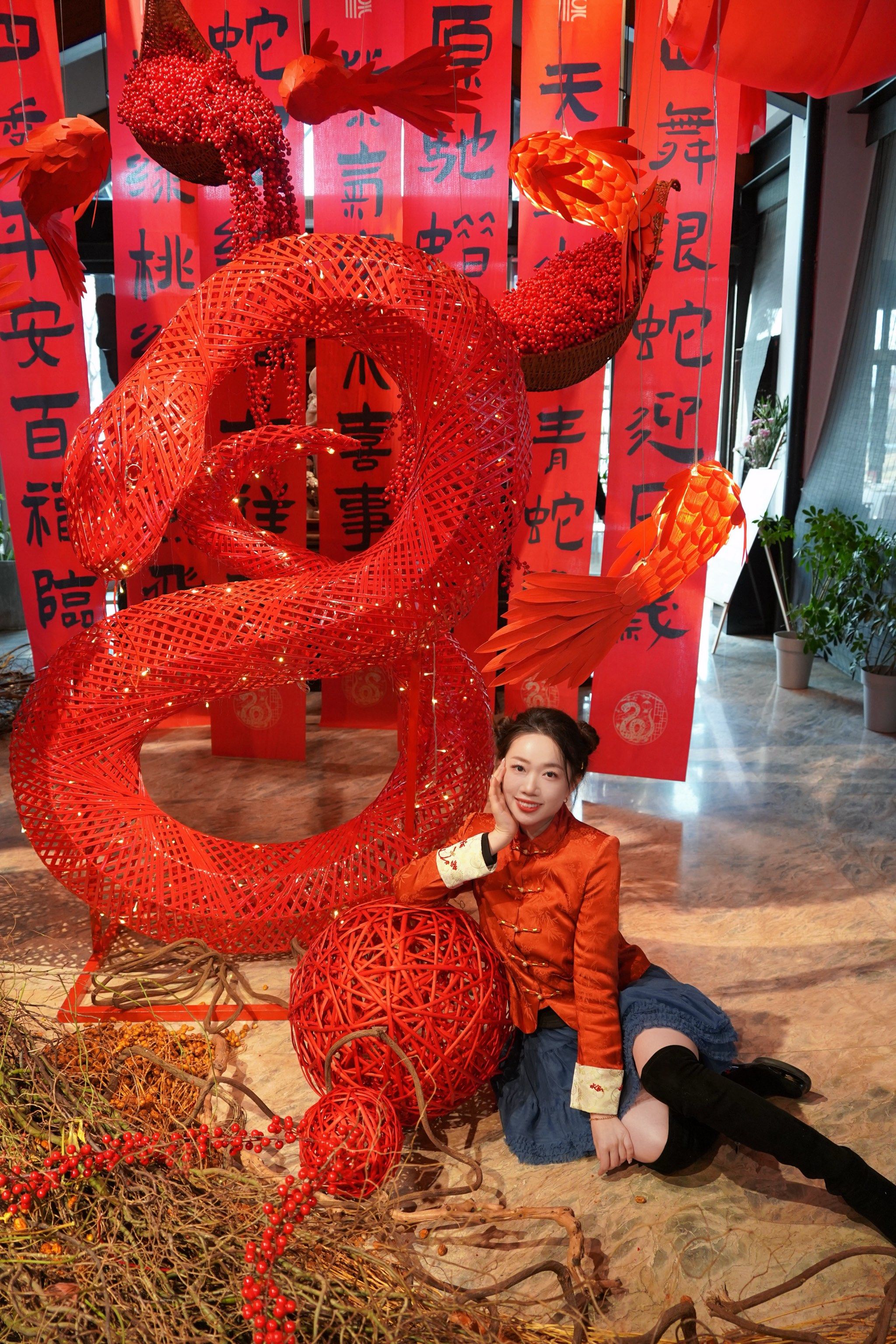 新年氛围感满满,红色的蛇～ 也太美了