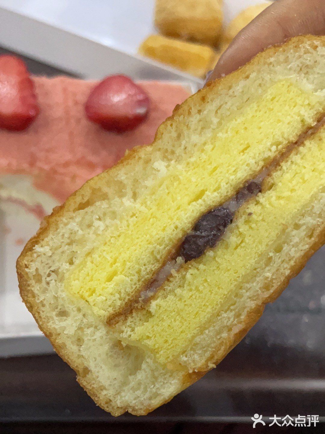 蒲公英性价比挺高的感觉,草莓蛋糕的蛋糕胚蓬松轻盈