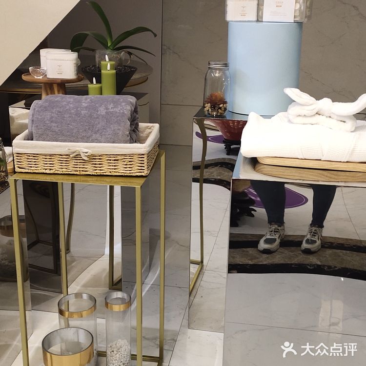 大家晚上好！这是我们美丽星辰的一楼前台！里面装修的是