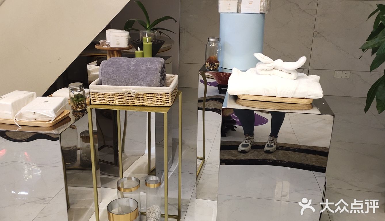 大家晚上好！这是我们美丽星辰的一楼前台！里面装修的是