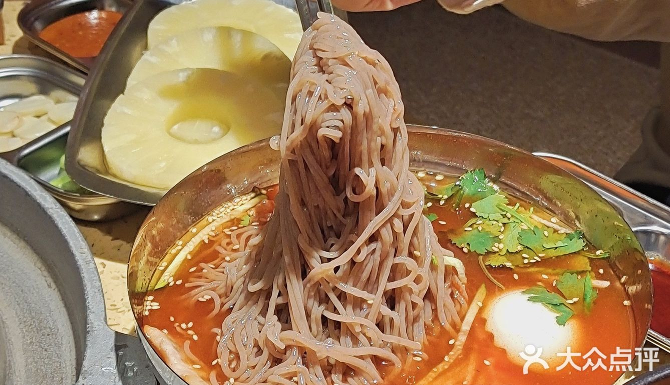 这家烤肉店太韩了！从门头到墙壁都吼吼看