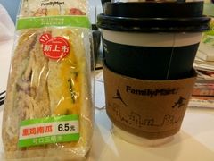 -全家便利店(洛川东路店)