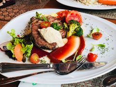 -Chom Cafe and Restaurant