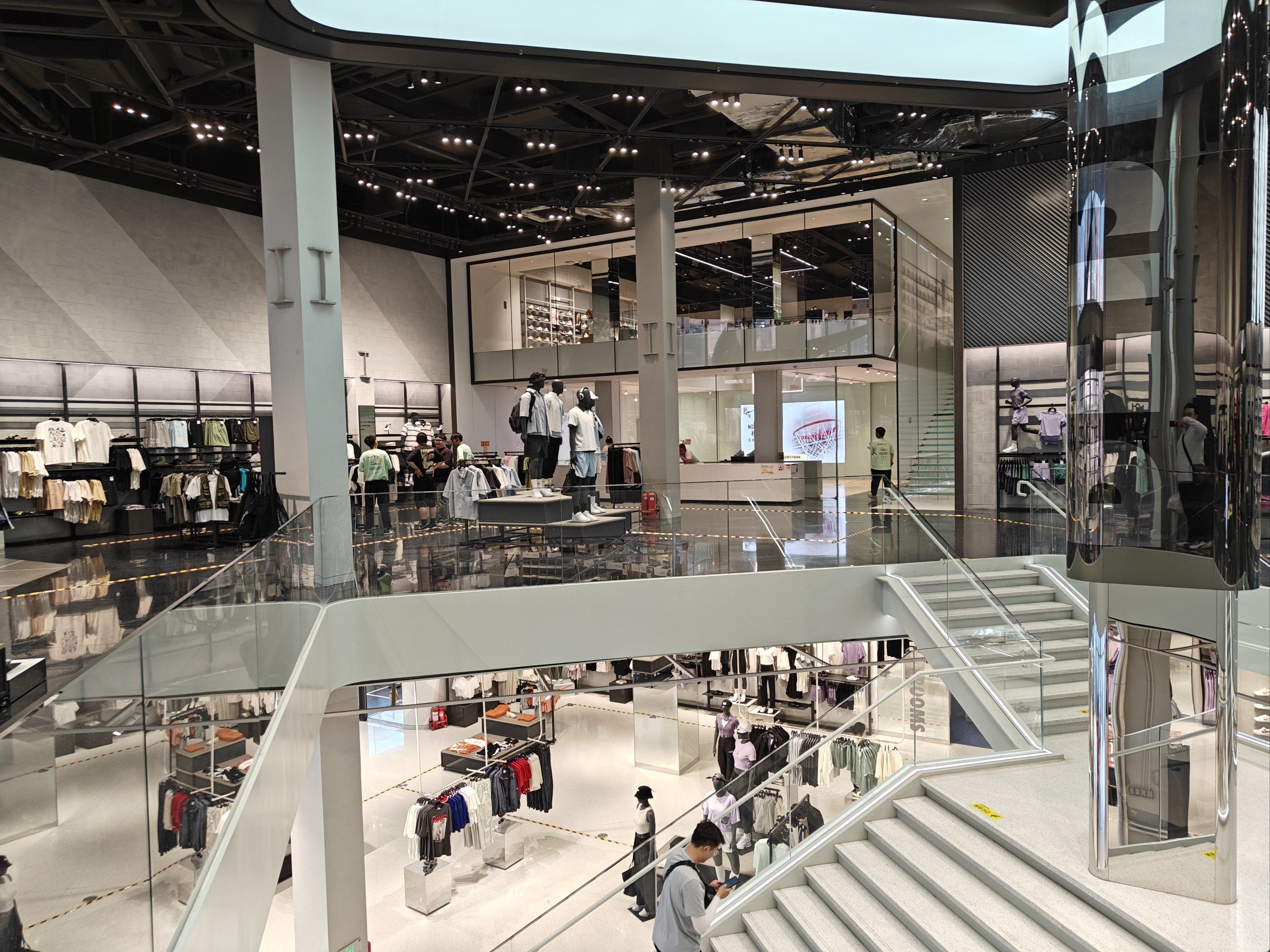 相当气派的nike体验店