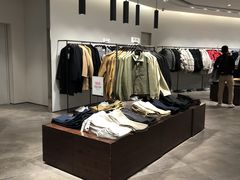 -URBAN REVIVO(高德置地广场·春广场店)