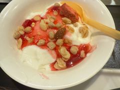 草莓酸奶碗-呼伦一只牛·烧串酒场(陆家嘴店)