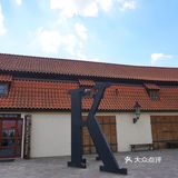 三两只洁白和平鸽悠哉地觅食