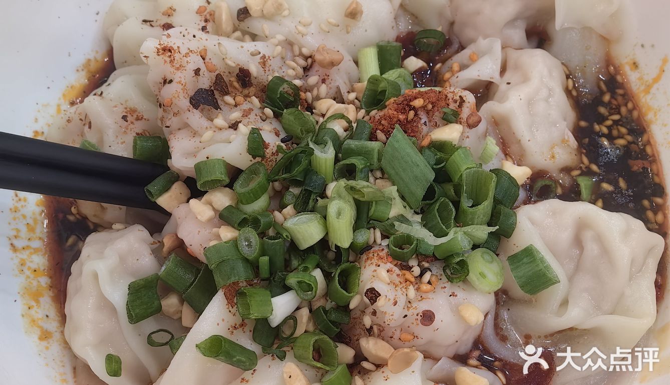 南坪万达附近的抄手店，味道不惊艳，只能算中规中矩