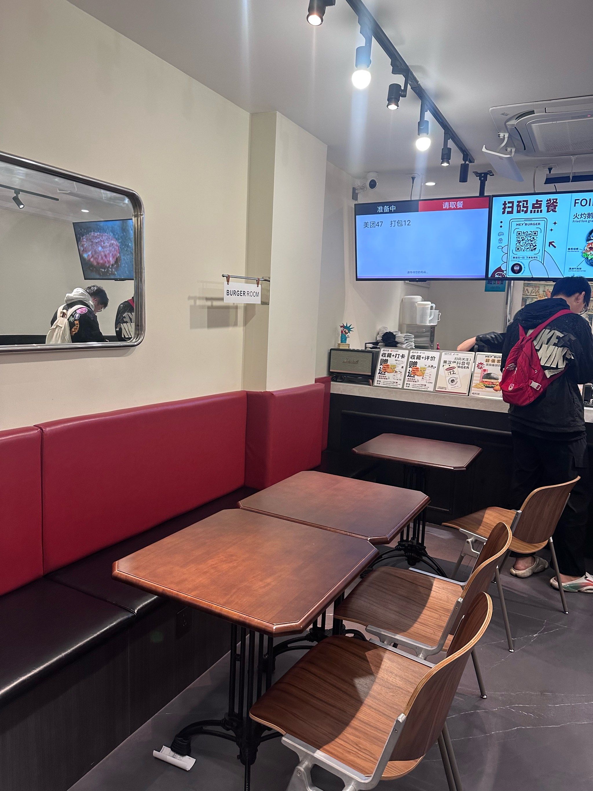 非常好吃,店里的服务员也很热情,汉堡绝对好评