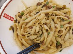 传统招牌猪肉面-顺溜·手工刀削面·黑金店(铜锣湾店)