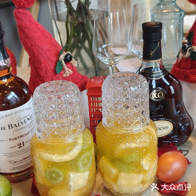 听说外国人都要来新粮仓过圣诞，还有假面舞会