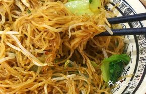 Cantonese Stir-Fried Thin Rice Noodles