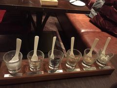 配套的盐与酱汁-恰餐厅及酒吧 CHAR Bar & Grill (北京丽都皇冠假日店)