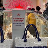 东四这家面包房超级火爆，都是来他家买面包，打牛奶的
