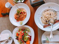 -Chom Cafe and Restaurant