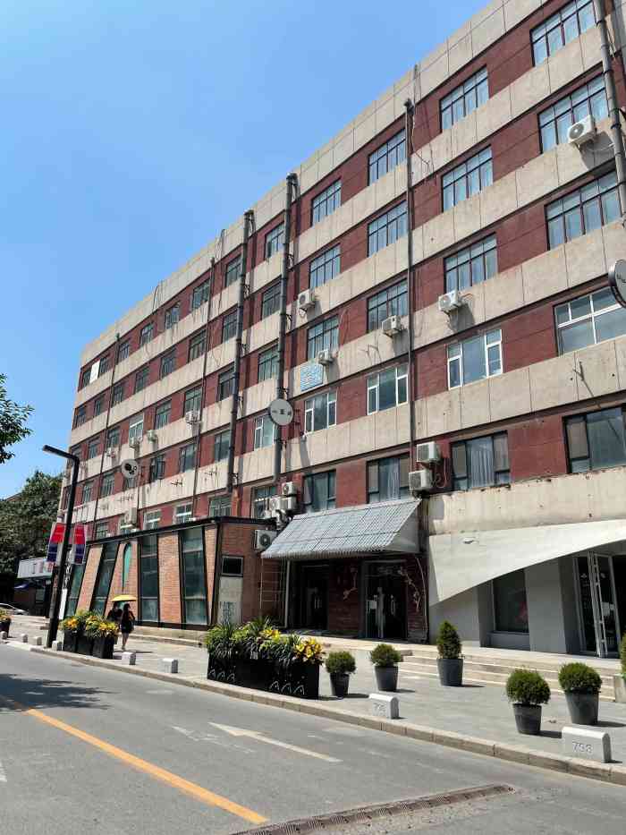 大千当代艺术中心-"还可以,有个展览,在里头,反正咱们不懂行.