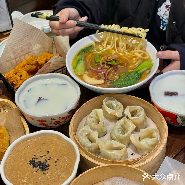 宁波城隍庙！超多小吃！！好吃s了！快去吃！！