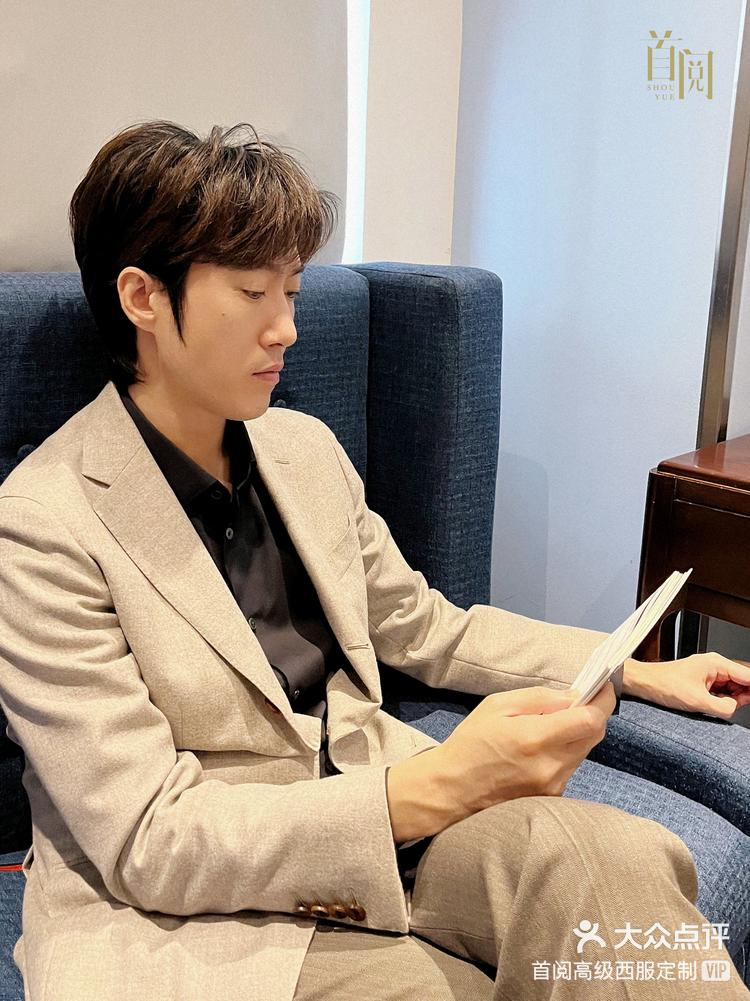 明星客片常远身着首阅定制礼服