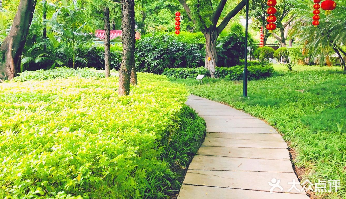 隐藏在老城区别致的小公园