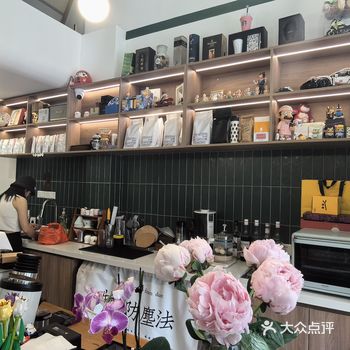 人美心善又潮的小姐姐咖啡店