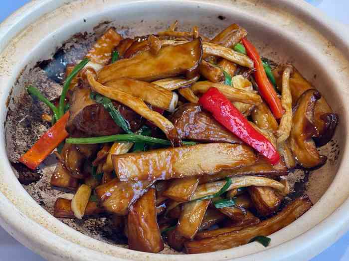 锦色烤鸭(大里路店)-"总体上菜挺快的,每道菜都是精心摆盘,排骨.