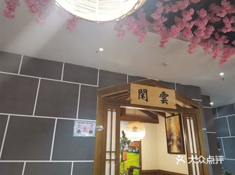 环境优美，位于柳州柳南万达五楼楼梯口，店内的装修风格