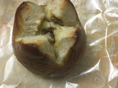 提子奶酥碱水球-一方麦浪·BreadSolo法式烘焙(丽江店)