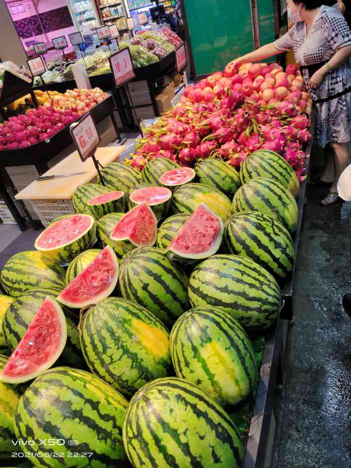 鲜厨生活馆-"水果还蛮新鲜的也有活动喔!服务就不怎么.