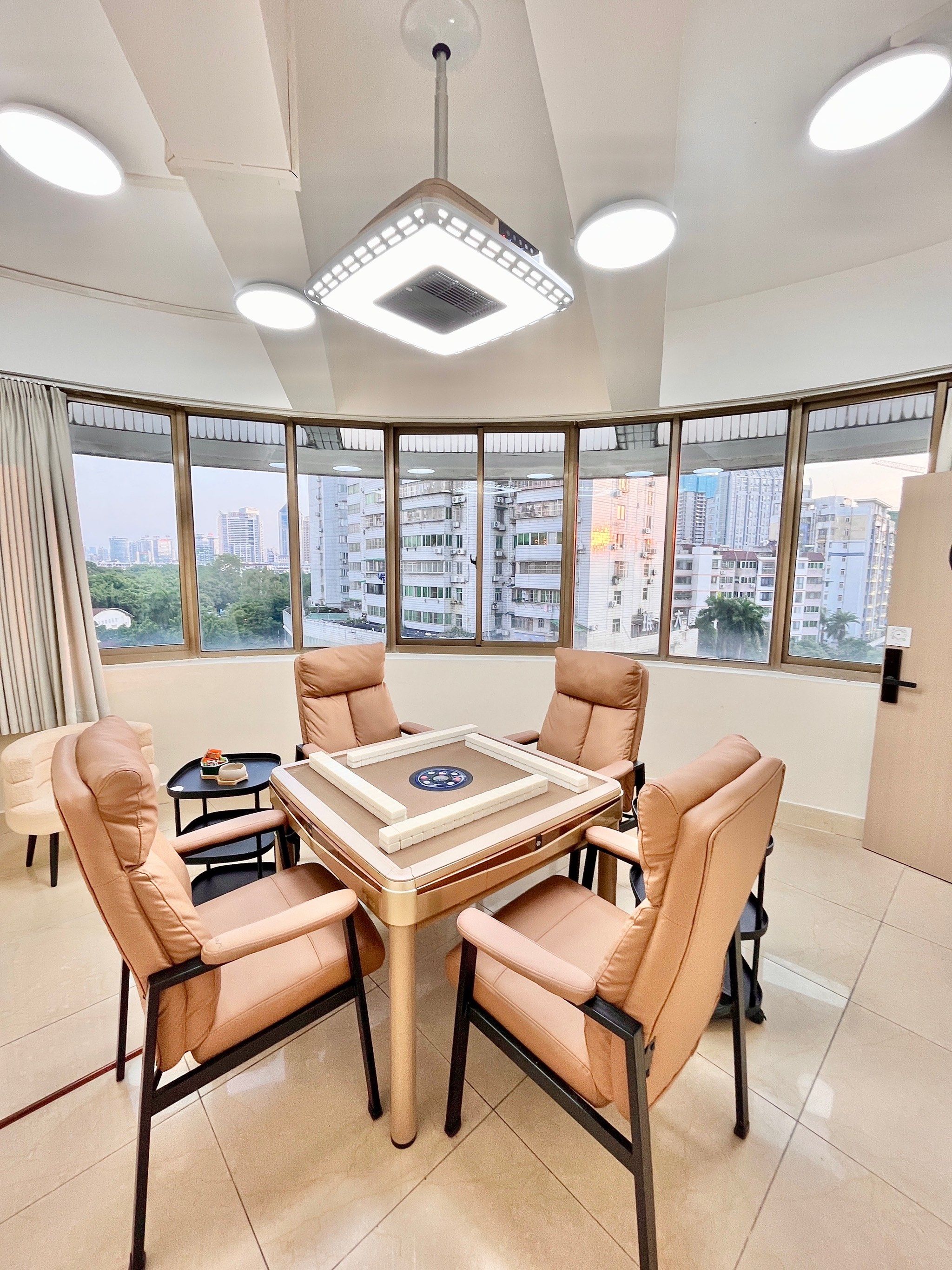 这家麻将馆不仅空间大视野好,隔音效果也不错