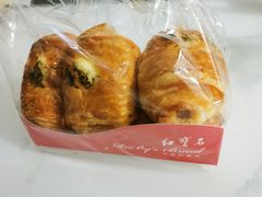 可颂肠仔面包-红宝石·鲜奶小方·海派西点房(莘庄龙之梦店)