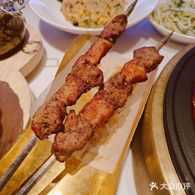 本碳水胃表示一份手工拉面不够吃！大盘鸡鸡肉可以少一点[抱拳]