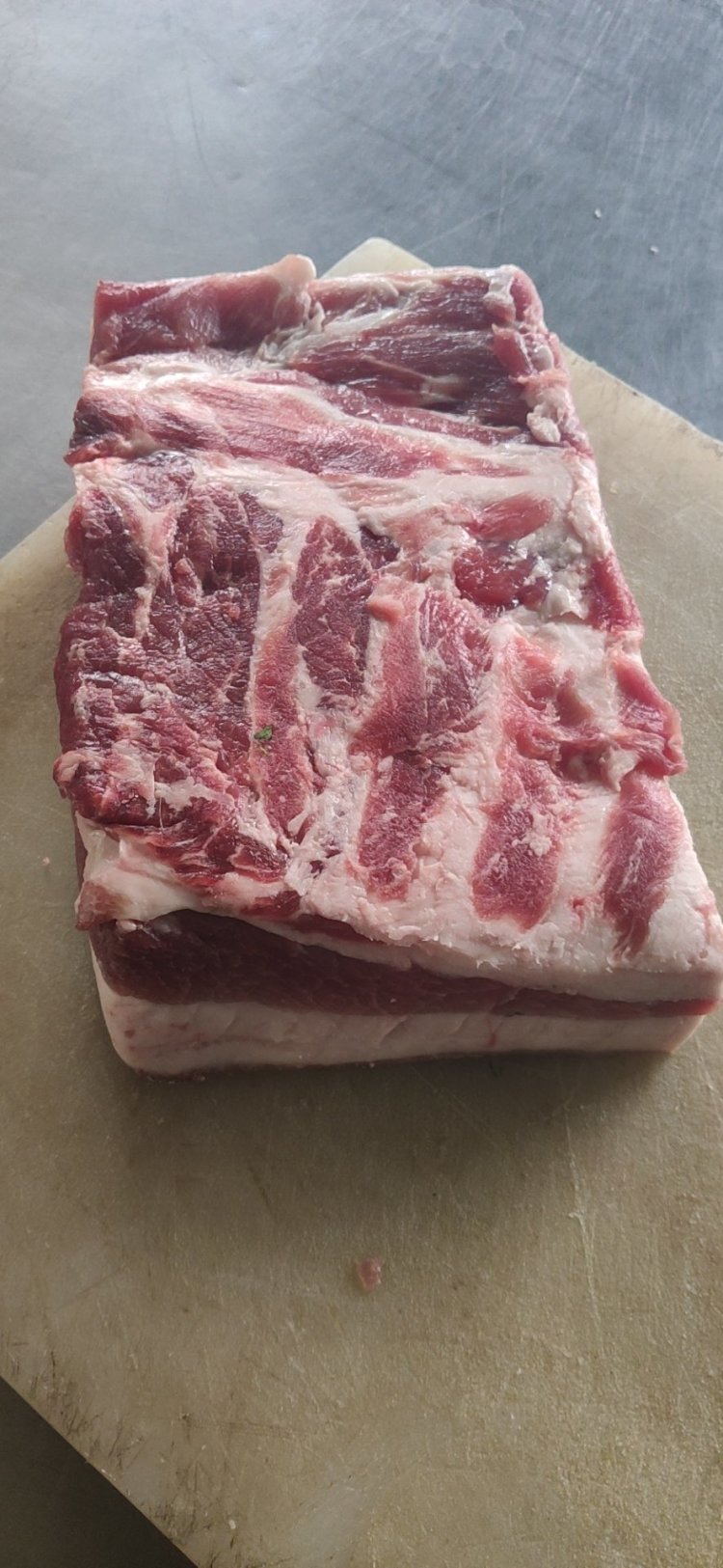 3选用精品五花肉,最好是稍微厚一点的五花三层肉,加工好加工,最后摆