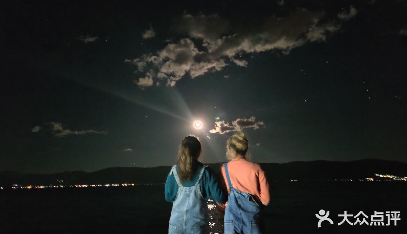 夜晚的洱海
