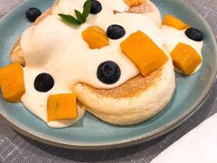 季节水果舒芙蕾松饼-Bai Meow法式西点咖啡