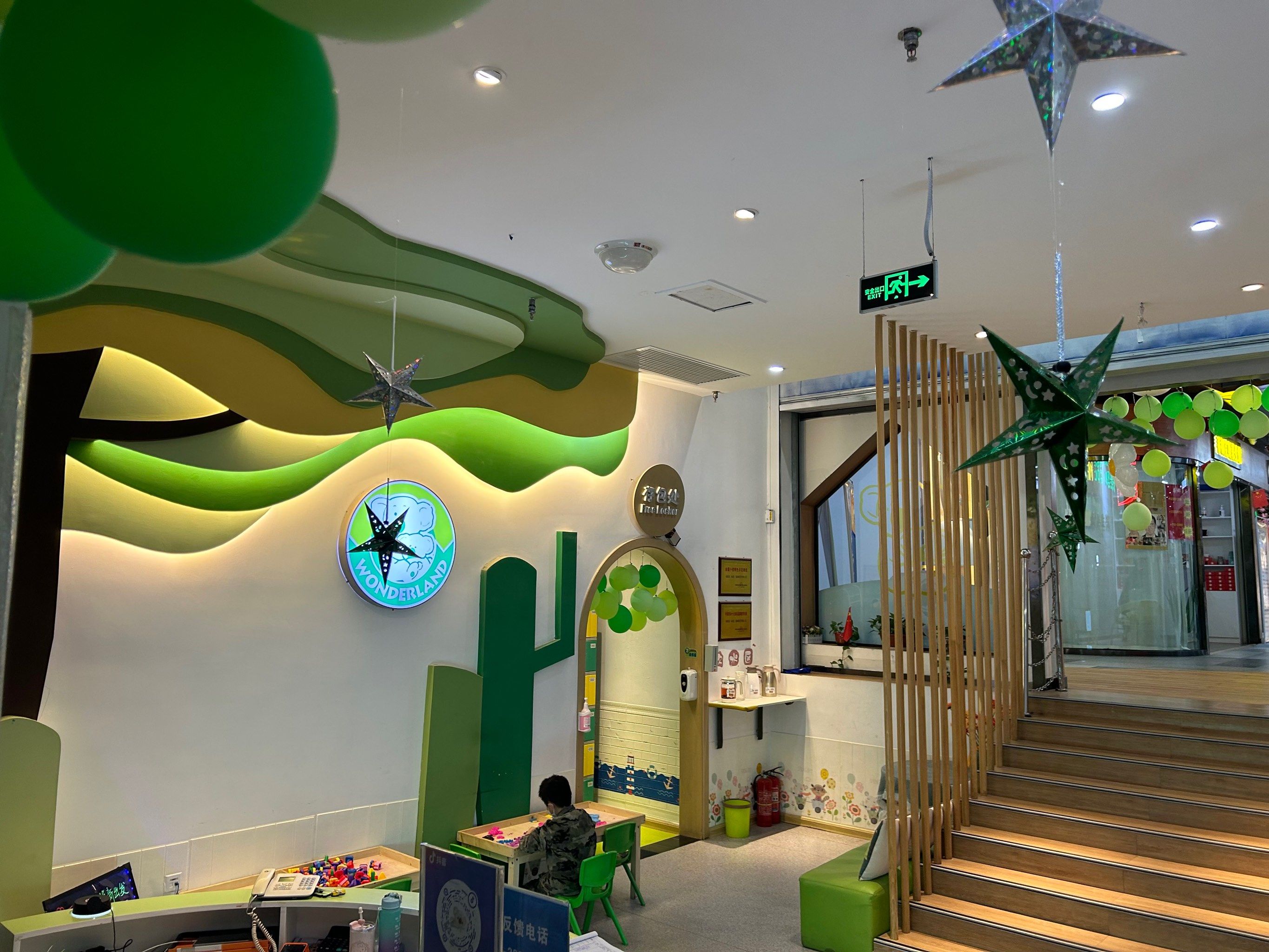 超级贴心的婴儿游泳