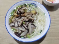 香菇炖鸡面-吴记喜利来老面馆(新光华街店)